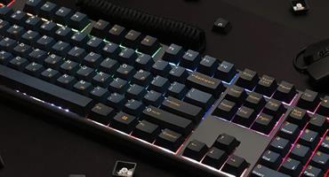 מקלדת דאקי מקצועית עם תאורת RGB ומקשים בגובה משתנה