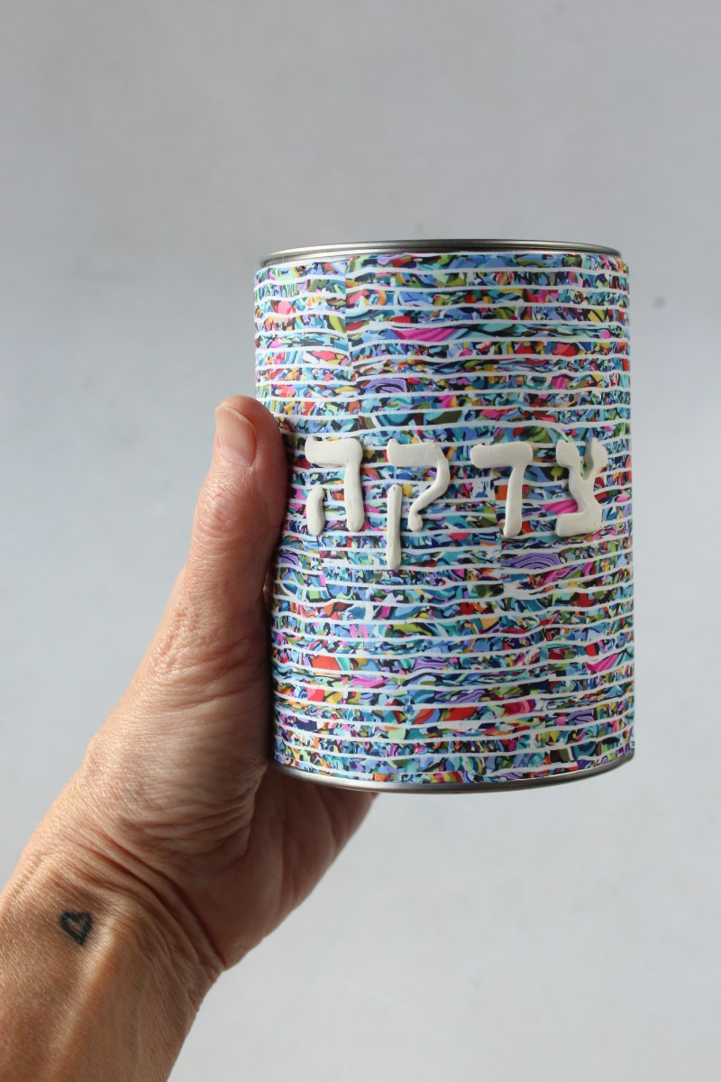 קופת צדקה בצבעוניות מעודנת