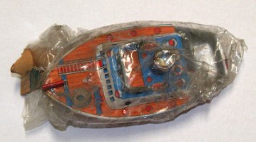 צעצועי פח שנות ה- 60- סירה מפח עם נר ואביזרים, יפן שנות השישים, צעצוע אספנות