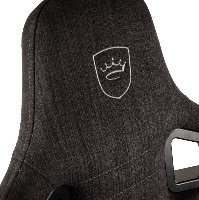 תקריב לוגו Noblechairs רקום על כיסא EPIC Compact TX