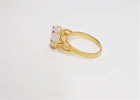 טבעת אנה יפייפיה ,בעיצוב סוליטר יוקרתי משובצת עם מון סטון ריינבו