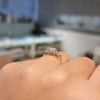 טבעת אירוסין יהלום עגול וטיפות יהלומים בצד