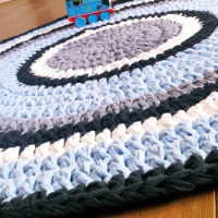שטיח סרוג בגווני תכלת לבן אפור ונגיעה בצבע כחול לעיצוב חדרי ילידים וחדרי תינוקות | שטיח סרוג לחדר ילדים|