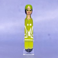 בובת עץ עומדת של המוזיקאית בילי אייליש Billie Eilish - סוג ב'