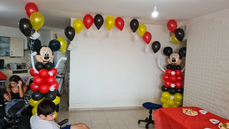 קשת בלונים מיקי מאוס - רוחב 3מ'