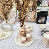מגש עם אגרטל ושלישיית פמוטים