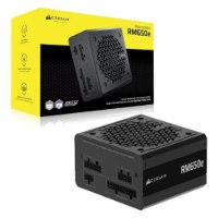 ספק כוח מודולרי ושקט לחלוטין Corsair RMe Series RM650e 650W – יחידת ספק כוח שחורה מודולרית מוצגת לצד אריזתה הצהובה-שחורה