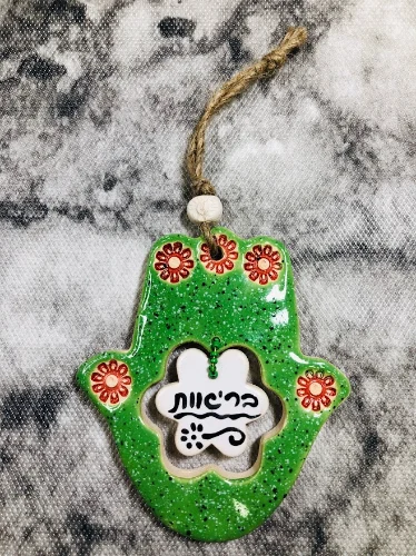 חמסה עם פרחים אדומים וברכה תלוייה