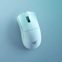 עכבר אלחוטי צבע לבן Razer Viper V4 Pro – עכבר לבן בודד עם גלגלת ותאורה ירוקה מונח על רקע אפור-תכלת