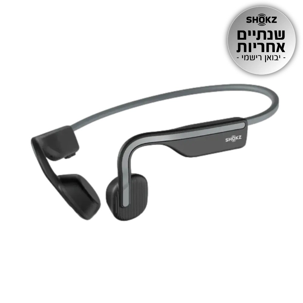 אוזניות עצם צבע אפור Shokz Openmove – אוזניות אפורות מונחות על רקע לבן עם סמל אחריות עגול בפינה USB-C