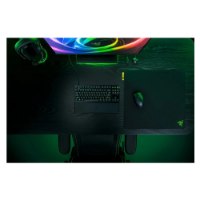 משטח עכבר Razer Gigantus V2 Pro Balance – פד עכבר שחור בודד ועכבר מונחים על שולחן גיימינג מואר