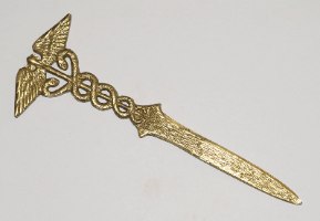 פותחן מכתבים וינטאג' דקורטיבי ממתכת מוזהבת, בעיצוב מטה הרמס עם כנפיים ונחש כפול