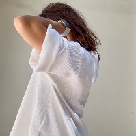 חולצה מדגם איה (שרוול קצר) מבד פיקפיקה בצבע לבן