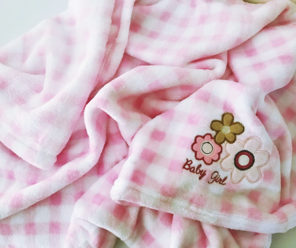 שמיכה מחממת ומלטפת לתינוקת במגע קטיפתי  צבע ורוד  דגם משבצות