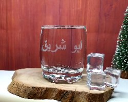 כוס וויסקי עם חריטה בערבית