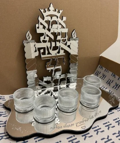 הדלקת נרות עם שם 4 פמוטים