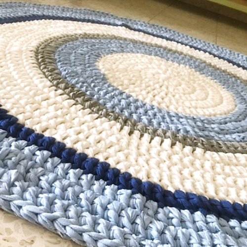 שטיח עגול לחדר הילדים בגווני תכלת לבן וכחול