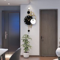 שעון קיר גדול בעיצוב ייחודי, שעון פרזול מוזהב עם אלמנטים עגולים בצבע שחור לבן ואפקט שיש