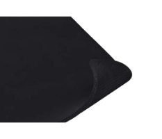 משטח לעכבר גיימינג Logitech G740 – פינה של משטח שחור מקופלת חושפת את עוביו