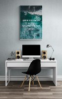 "Life Is Too Short" תמונת קנבס של ים מעוצבת עם משפט מוטיבציה והשראה - תמונה למשרד או חדר עבודה