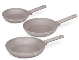 סט 3 מחבתות איכותיות Berlinger Haus TitanPro BH-8108 – מחבתות אפורות עם ידיות מוצגות באלכסון על רקע לבן
