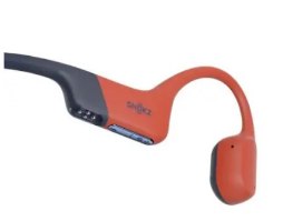 אוזניות אלחוטיות מותאמות לשחייה Shokz OpenSwim Pro – צד אחד של האוזניות בכתום ואפור נראה מקרוב
