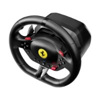 הגה וערכת דוושות Thrustmaster T98 Ferrari 296 GTB – הגה משחק שחור עם לוגו פרארי צהוב במרכזו נראה בזווית על רקע לבן