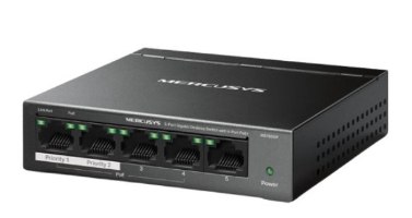 מתג שולחני Mercusys 5 Ports 10/100/1000Mbps 4-Port PoE+ MS105GP – מבט קדמי על מתג רשת שחור
