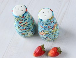 זוג מלחיה ופלפליה מפורצלן בגווני טורקיז, ירוק עם נגיעות כתומות