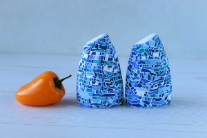זוג מלחיה ופלפליה אסימטריות מפורצלן בגווני כחול ולבן