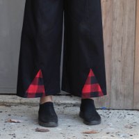 מכנסיים מדגם טרי מבד דריל בצבע שחור עם משולשים משובצים באדום ושחור