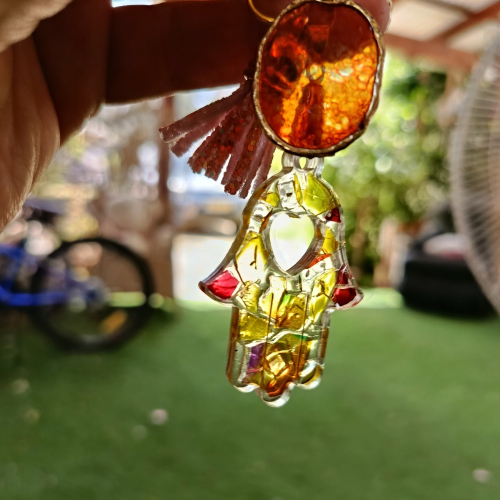 מחזיק מפתחות חמסה שקופה במילוי אבני חן צהובות כתומות צבעוניות