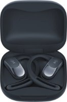 אוזניות אלחוטיות צבע שחור Shokz OpenFit Air – זוג האוזניות האלחוטיות מונחות בתוך נרתיק הטעינה הפתוח והשחור שלהן
