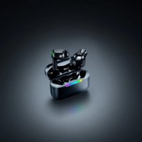 אוזניות גיימינג אלחוטיות Razer Hammerhead V3 X HyperSpeed – זוג אוזניות שחורות מונחות בתוך נרתיק טעינה פתוח המואר בפס RGB