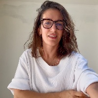 חולצה מדגם איה (שרוול קצר) מבד פיקפיקה בצבע לבן