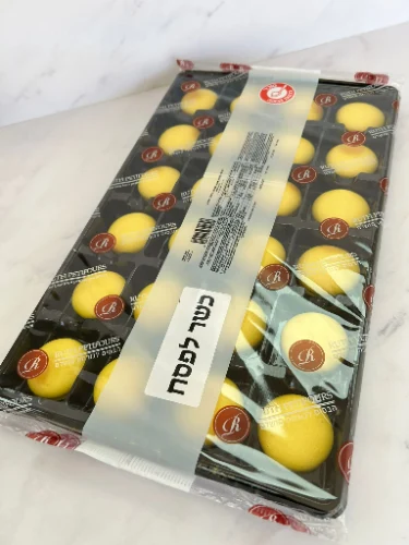 מקרונים צבע צהוב- 24 חצאים במגש- כשלפ