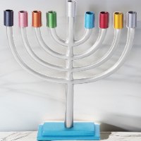 חנוכייה לנרות אלומיניום מהודרת עם קנים כסף נצנץ