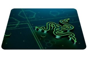 משטח לעכבר גיימינג Razer Goliathus Mobile Stealth Edition – משטח עכבר כהה מציג לוגו ירוק זוהר של רייזר ודפוסים גיאומטריים