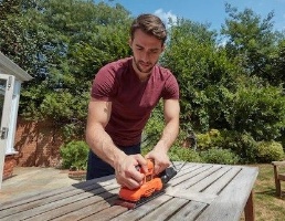 מלטשת רוטטת מבית בלאק אנד דקר – Black+Decker BEW220-QS 150W בעיצוב קומפקטי.