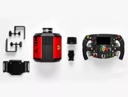 הגה סימולטור Thrustmaster T818 Ferrari SF1000 PC – יחידת בסיס אדומה הגה ותושבות שחורות מונחים על רקע לבן