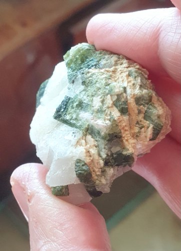 טורמלין ירוק עם קוורץ מושבת אבנים טבעית