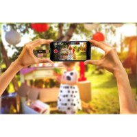 זיכרון נייד SanDisk iXpand Flash Drive Go 128GB – שתי ידיים מחזיקות סמארטפון עם הזיכרון הנייד מחובר מצלמות בחוץ