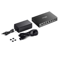 מתג 8 פורטים +Omada DS108GP PoE – מתג שחור ספק כוח כבל חשמל וארבע רגליות גומי על רקע לבן