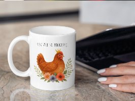 ספל קרמי לשתייה חמה איכותי בצבע לבן.  איור מקורי של תרנגולת בליווי משחק מילים הומוריסטי: " You are so peckable" בתרגום חופשי - משחק מילים מילולי  ניקור של תרנגולת שבסלנג אומר: נשיקה עדינה