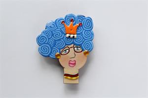 מגנט אישה עם תלתלים תכולים