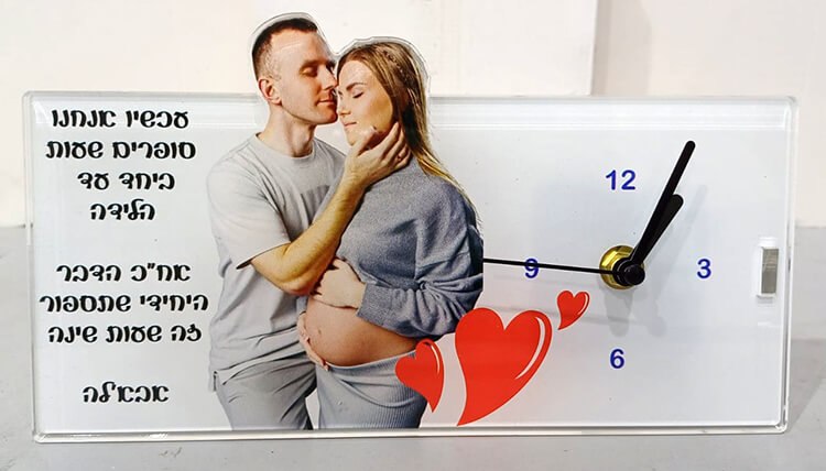 שעון לשולחן עם תמונה של זוג