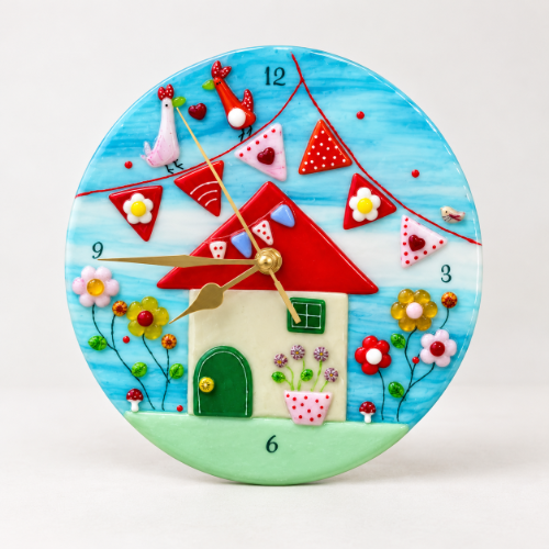 שעון קיר מעוצב מזכוכית בעבודת יד – בית קטן וגינה צבעונית