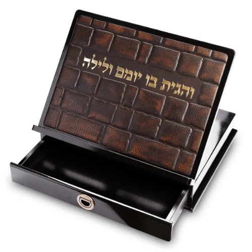 שטנדר מעץ עם פלקטה דמוי עור ומגירה 38×30 ס"מ