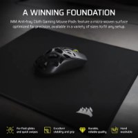 משטח לעכבר גיימינג צבע שחור Corsair MM Anti-Fray Cloth XXL – מציג עכבר גיימינג שחור על המשטח עם לוגו Corsair וכיתוב תכונות