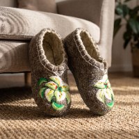 נעלי בית חמות לנשים לחורף מצמר כבשים אמיתי ולבד עבודת יד עם סוליה | הדפס שושנת מים